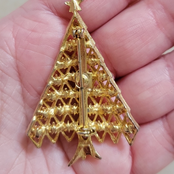 Vintage Bright Red Crystal Christmas Tree Pin/Brooch w/ Satin Gold Tone Texture - Picture 3 of 3